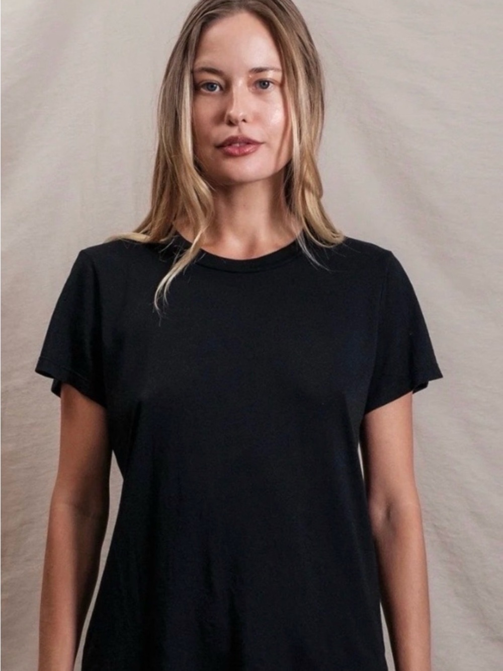 Sundry Classic Elevated Essential Minimalist Black Tee Pima Cotton
Size S